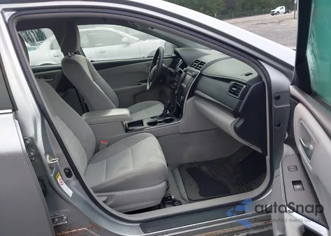 2017 Toyota Camry Le/Xle/Se/Xse z USA, uszkodzony, nr VIN 4T1BF1FK3HU386077